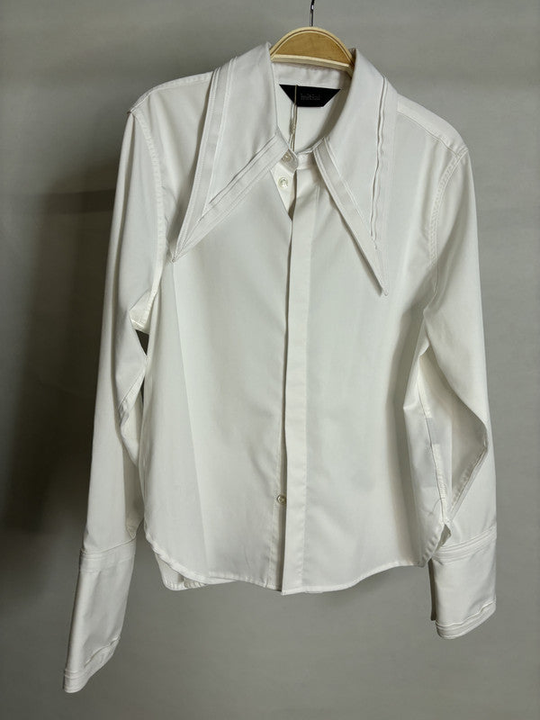 initial white shirt of pointy collar